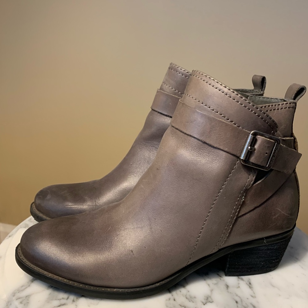 Vincent Camuto greige ankle boots 7.5 GUC